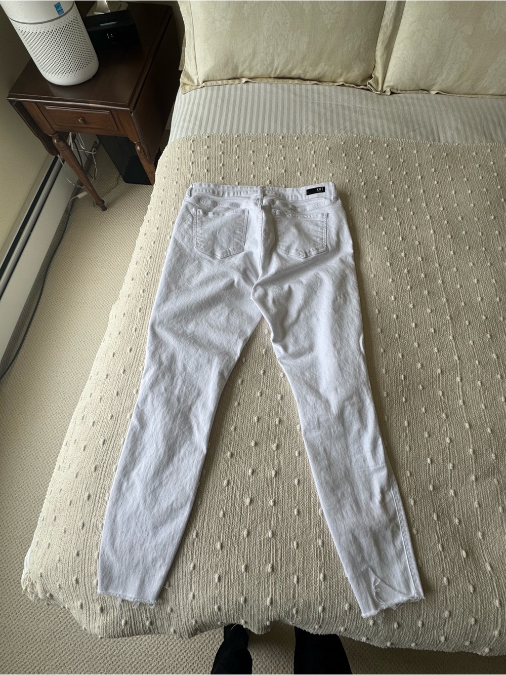 Like new Kut from the Kloth White Slim Frayed Ankle Crop Jeans